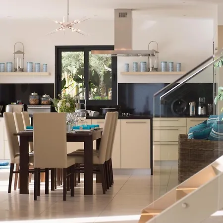 Luxury Ocean Front Villla Βίλα