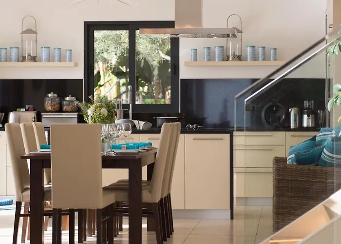 Luxury Ocean Front Villla فيلة